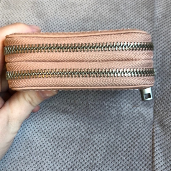 Soft Pink Universal Thread Wallet - Picture 3 of 8